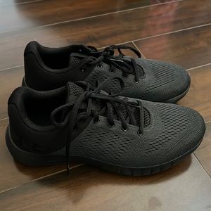 Women’s under Armour tennis shoes